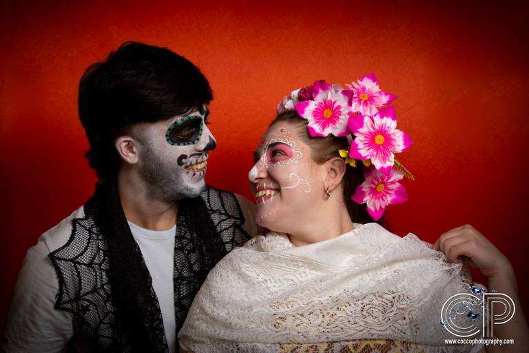 pareja de catrinas y flores color rosa