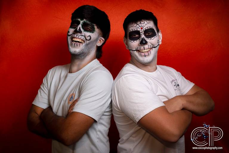 dos catrines mexicanos para sesion de fotos para dia de muertos
