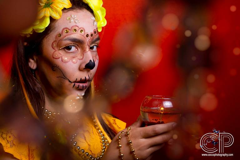 catrina con vela y flores color amarillo y dorado