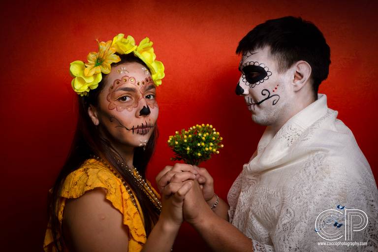 pareja de catrinas para sesion de fotos con maquille y flores color amarillo