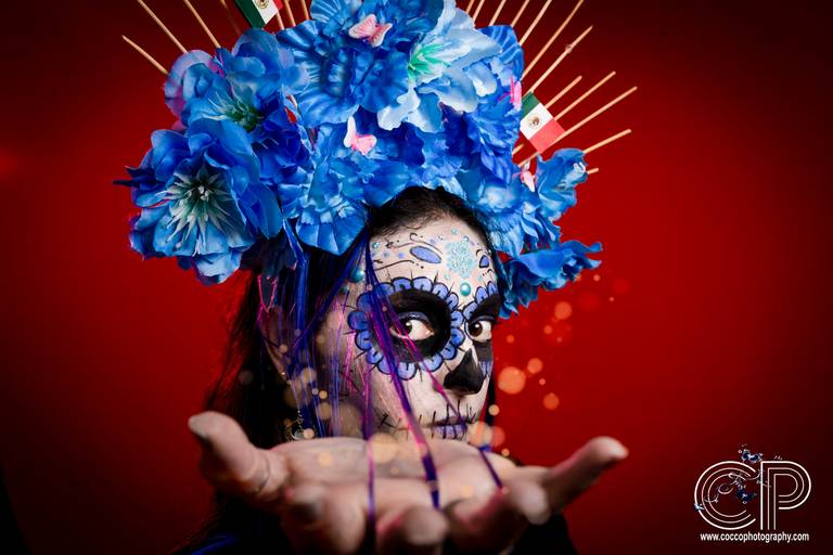 catrina mexicana con corona y flores color azul