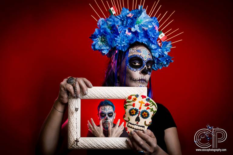 día de muertos, catrinas mexicanas, book de fotos en rosario, pareja de catrinas para sesion de fotos con maquille y flores color azul