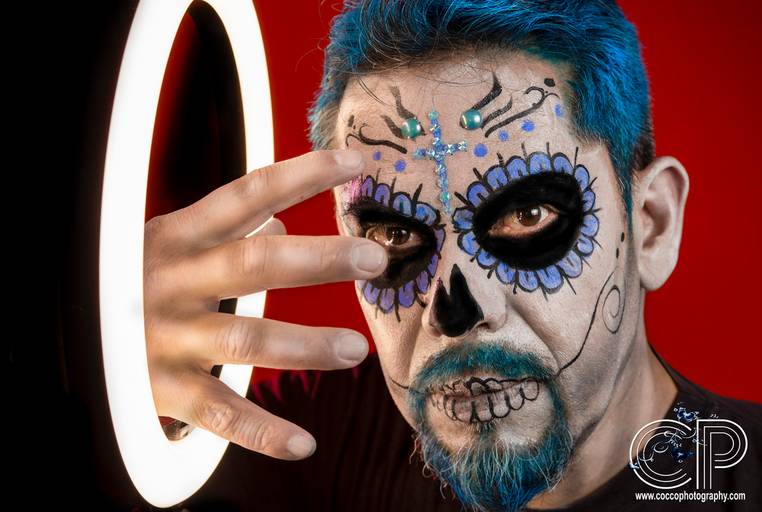 catrin con aro de luz blanco y maquillaje color azul para día de muertos