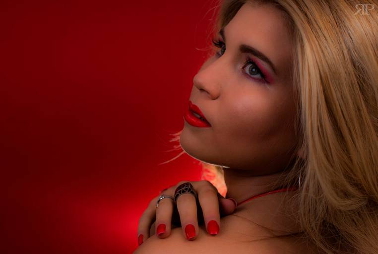 modelo proyecto de fotografia en tonos rojos, sesion de fotos en rosariode fotografia en rosario 