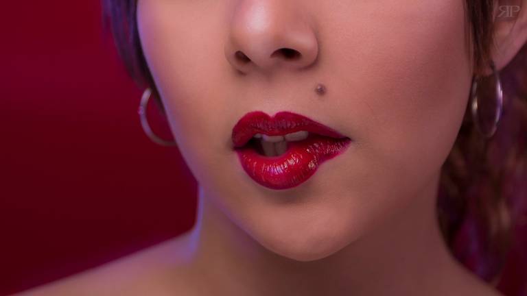 modelo de fotografia de labios para proyecto rojo en rosario