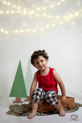 sesiones navideñas infaniles en rosario con luces y gorro de papa noel, fotos divertidas de navidad, sesiones navideñas en familia, fotos de papa noel