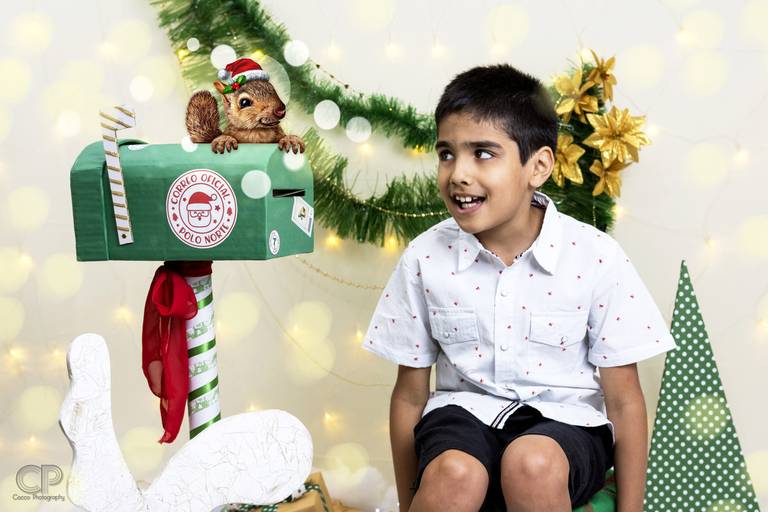 fotografias de niños para navidad en rosario con buezon de cartas de papa noel verde y arbolitos de navidas, fotos navideñas infantiles
