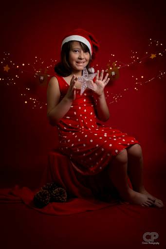 fotgrafia de niña en navidad con fondo rojo y luces navideñas, mini sesion de fotos de navidad en rosario