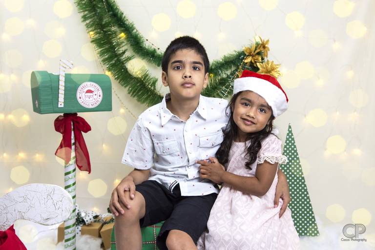 esenografia navideña para sesiones de fotos de familia y de niños, fotos de navidad, mini sesiones navideñas en rosario, fotos de estudio para navidad