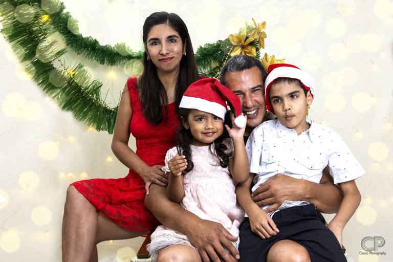 mini sesiones navideñas en familia, book de fotos, fotos con gorros de papa noel, tarjetas navideñas, sesione de navidad en estudio, ideas para fotos de navidad