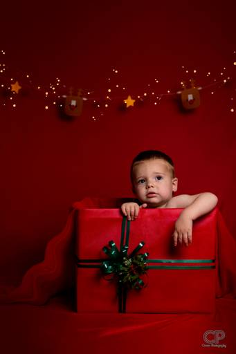 mini sesion de fotos navideñas en color rojo para bebes y niños en estudio fotografico en rosario