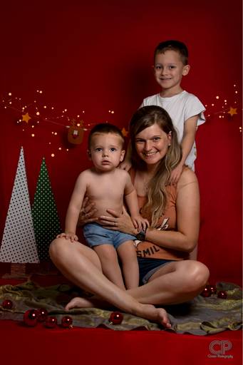 sesion de fotos de familia de navidad con luces en estudio fotografico, 
