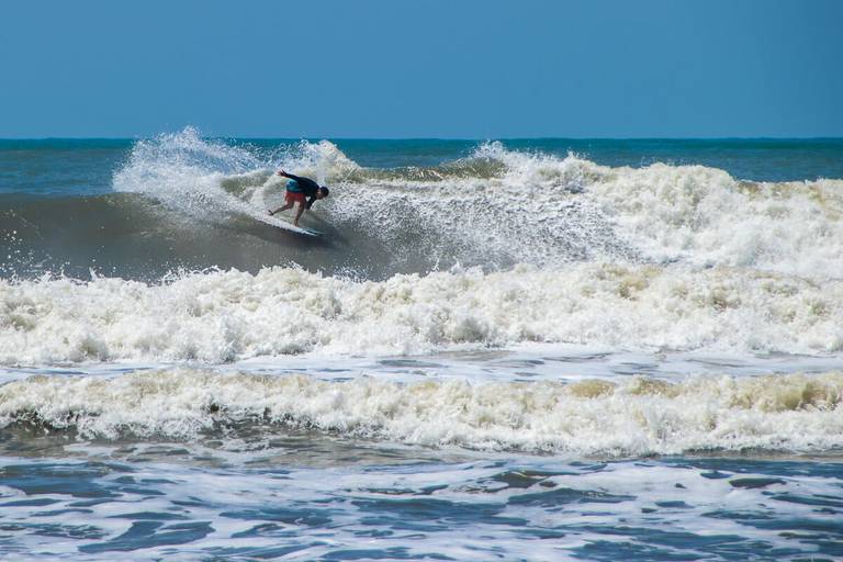 Mostrando sua sombra no surf