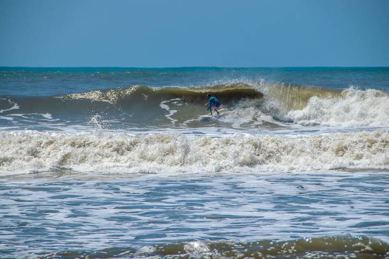 Surfando no Guarujá