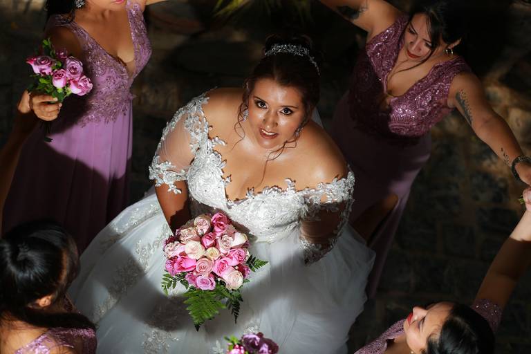 La novia y las damitas minutos antes de la ceremonia