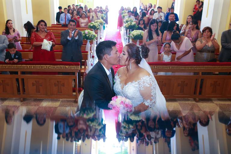 el primer beso de casados