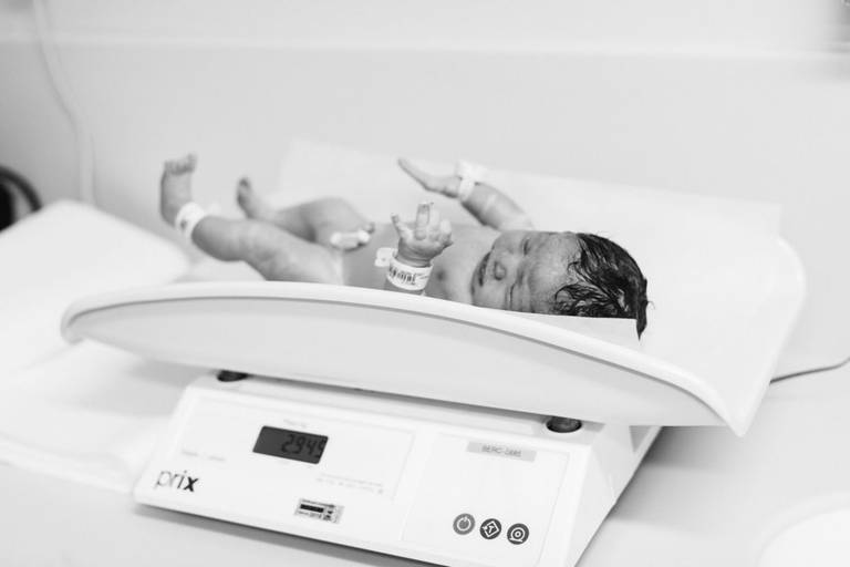 pesando o bebe ainda na maternidade