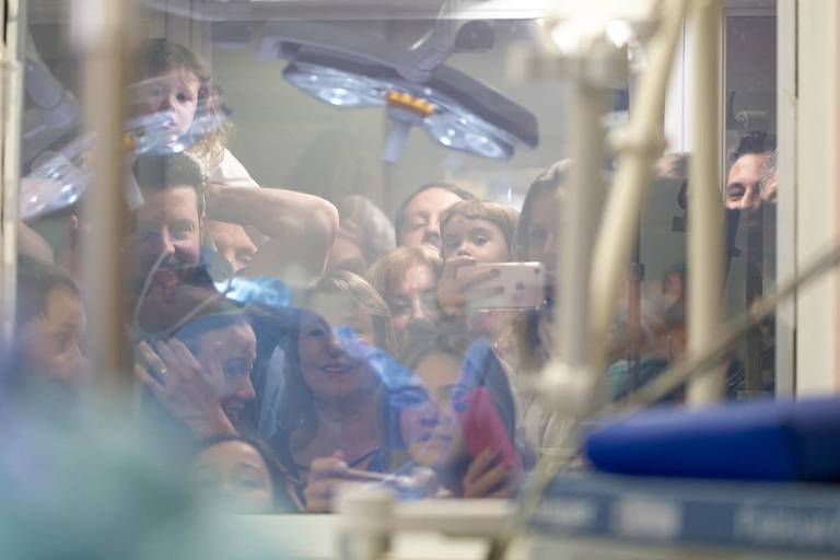 emoção da familia na janela na hora do parto