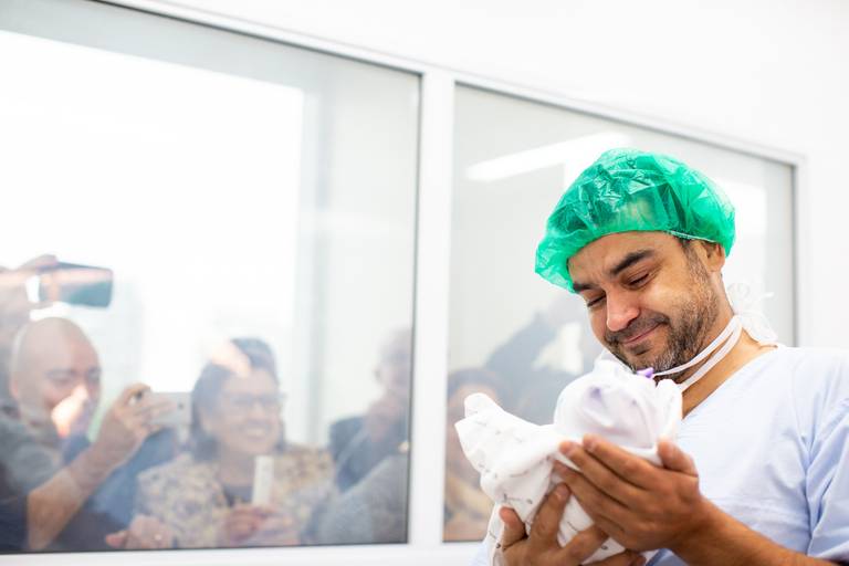 emoção de pai a carregar o filho na primeira vez