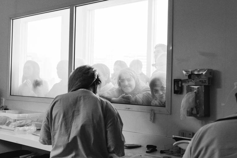 familia curiosa com a chegada da bebê