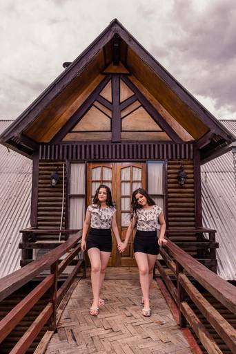 Divina Azucena y Divina Jazmín en su sesión pre 15 en Itacurubí de la Cordillera
