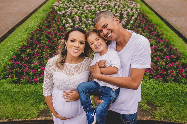 ensaio de gestante, silhueta gestante, fotos de gestante externo, ensaio fotografico no amanhecer, ensaio no entardecer, ensaio de gestante com irmão, ensaio de gestante com familia, gestante loira, gestante feliz e linda.