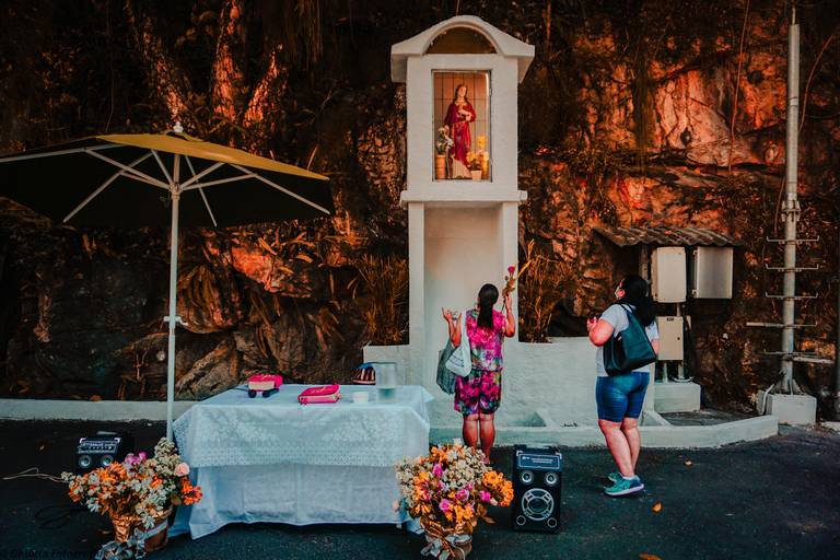 Mulheres  em momento de respeito ao dia de Santa Bárbara