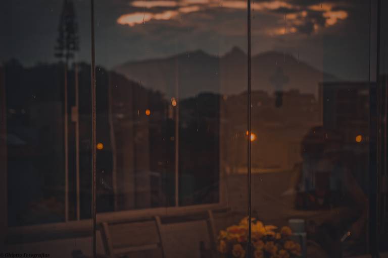 Noite tranquila e agradável no Rio de Janeiro reflexo do jantar