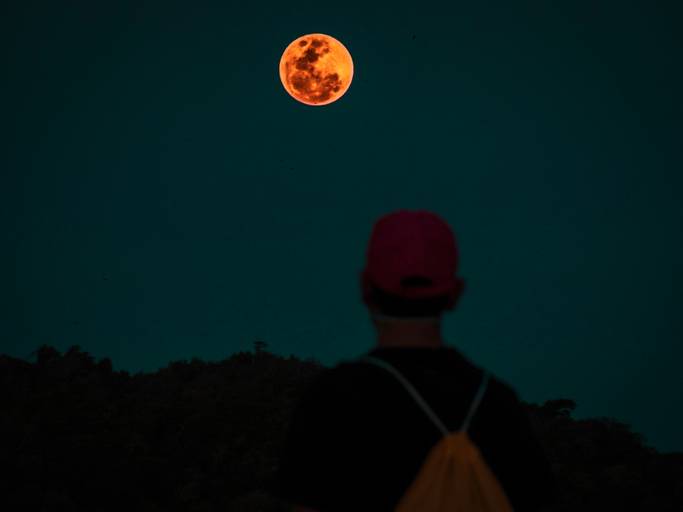 Dia cansativo parar olhar lua relaxar apreciar o céu