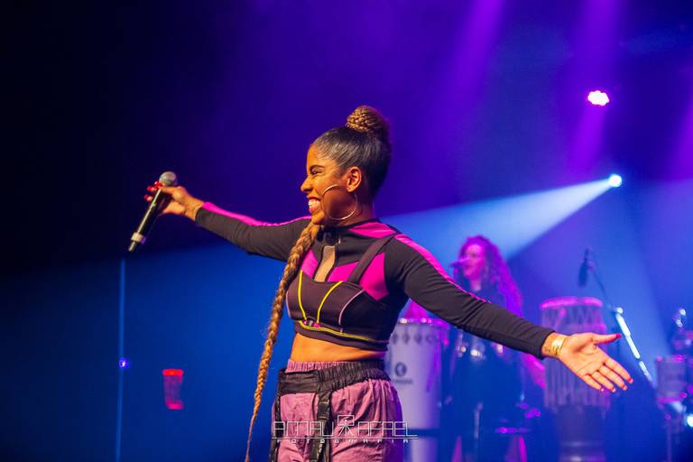 Drik Barbosa sorrindo palco