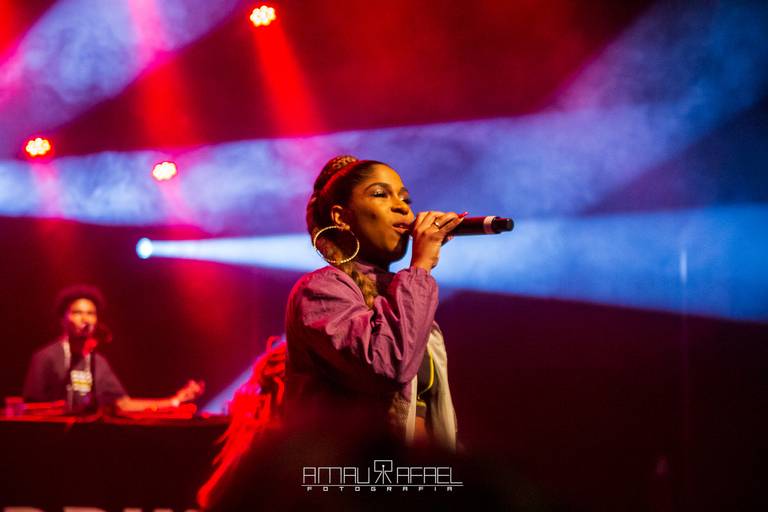 Drik Barbosa cantando sesc santana