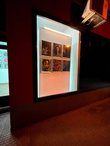 Vitrine da 21º Salão Internacional das Artes Galleryspt Madrid na noite do dia 25 de abril de 2023.