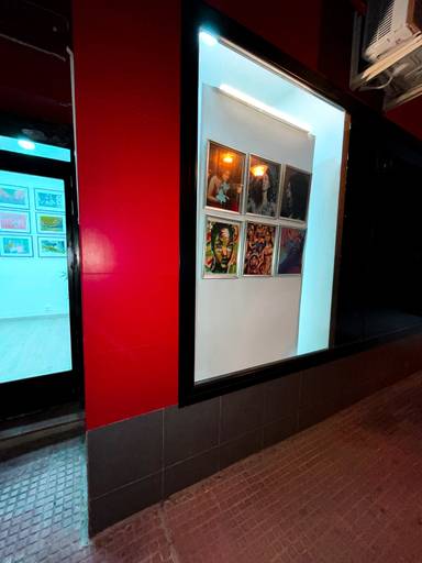 Vitrine da 21º Salão Internacional das Artes Galleryspt Madrid na noite do dia 25 de abril de 2023.