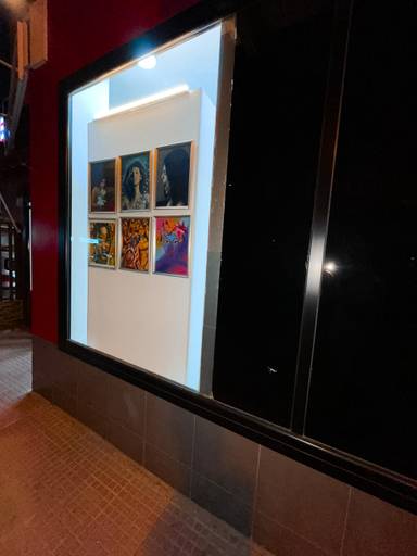 Vitrine da 21º Salão Internacional das Artes Galleryspt Madrid na noite do dia 25 de abril de 2023.