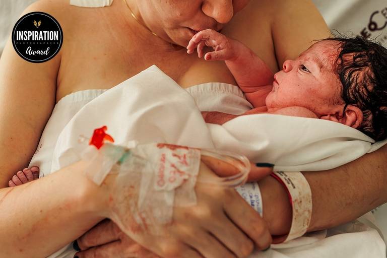 Adriana Costa foi premiada pela Inspiration Family Awards pela foto do contato afetuoso entre mãe e filho após o nascimento