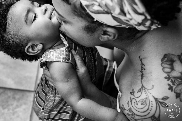 Adriana Costa foi premiada pela Fearless Family pela foto de uma mãe dando um beijo carinhoso em sua filha