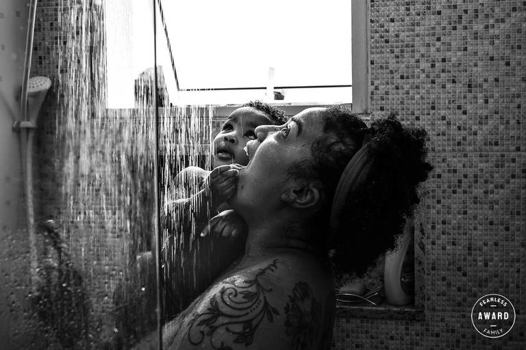 Adriana Costa foi premiada pela Fearless Family pela foto de uma gostosa conexão entre uma mãe e uma filha em uma das suas atividades rotineiras