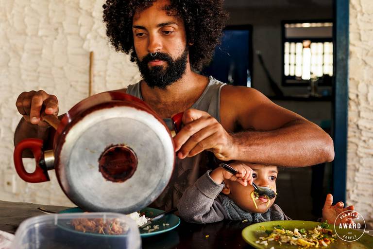 Adriana Costa foi premiada pela Fearless Family pela foto de um filho sob as asas do pai durante a hora do almoço