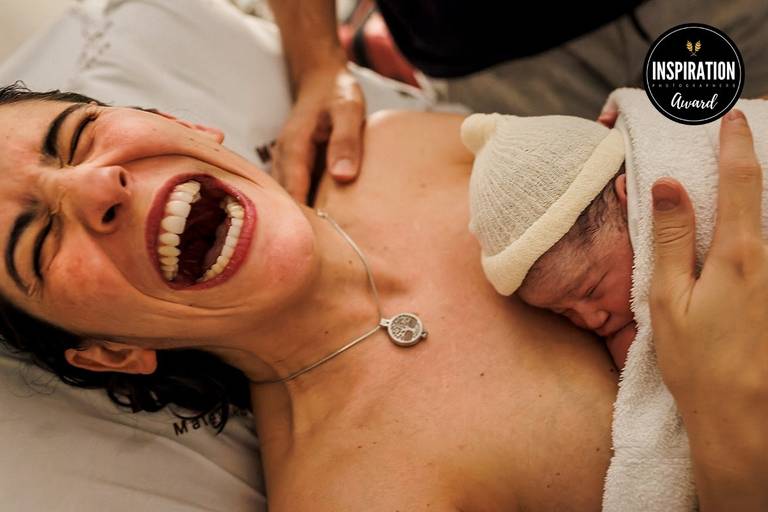 Adriana Costa foi premiada pela Inspiration Family Awards pela foto de uma mãe sorrindo em êxtase após o nascimento da sua filha