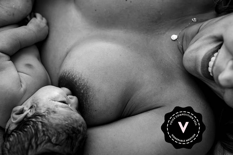 foto de Adriana Costa recebeu menção honrosa no conceituado concurso the Voice 2024 da Click Magazine e Click Pro na categoria Black & White de uma mãe amamentando durante a hora de ouro logo após o parto