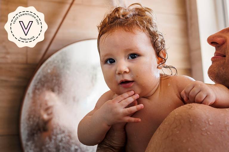 foto de Adriana Costa foi premiada no conceituado concurso the Voice 2024 da Click Magazine e Click Pro na categoria Peach Fuzz 
de um pai e uma filha durante um registro documental da família