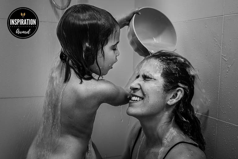 Adriana Costa foi premiada pela Inspiration Family Awards pela foto de uma mãe e uma filha em um momento cotidiano