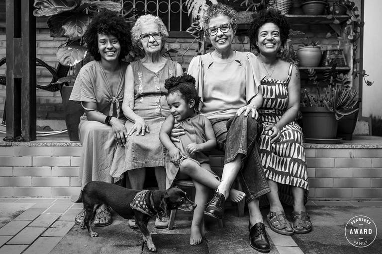 Adriana Costa foi premiada pela Fearless Family por um retrato de 4 gerações de mulheres de uma família
