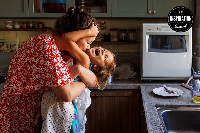 Adriana Costa foi premiada pela Inspiration Family Awards pela foto de um gostoso abraço entre uma mãe e uma filha em um momento cotidiano