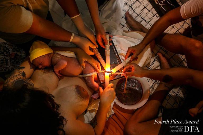 Foto de Adriana Costa sobre a cerimônia do corte de cordão umbilical por velas premiada pela Documentary Family Awards na categoria Birth