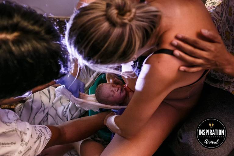 Adriana Costa foi premiada pela Inspiration Family Awards pela foto de uma mãe pegando seu bebê ao nascer