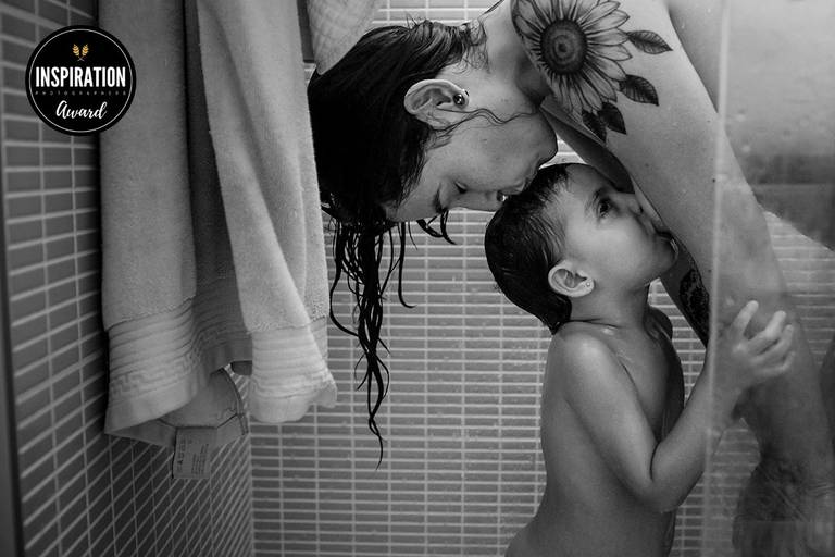 Inspiration Family Awards premiou a foto de Adriana Costa de uma mãe amamentando sua filha durante o banho