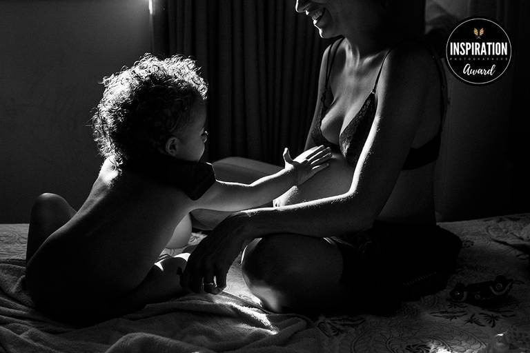 Adriana Costa recebeu a premiação pela Inspiration Family Awards pela foto de uma família  durante um trabalho de parto domiciliar