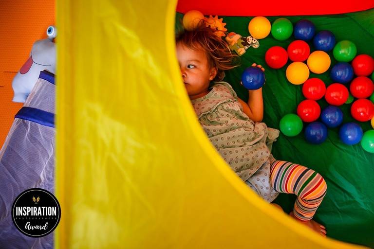 Adriana Costa foi premiada pela Inspiration Family Awards pela foto de uma menina brincando com seus monstrinhos