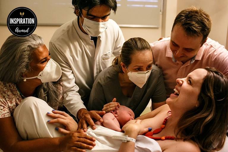 Adriana Costa foi premiada pela Inspiration Family Awards pela foto da confraternização da equipe médica com a mulher logo após o parto